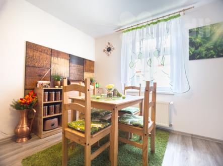 Prodej prostorné vily s čtyřmi byty ve vyhledávané části Františkových Lázní | Prodej - nájemní dům, 298 m²