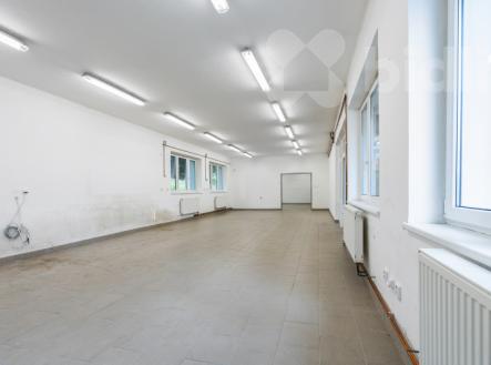 Prodej komerčního prostoru (670 m&#178;) s velkým pozemkem v Dolní Kalné | Prodej - obchodní prostor, 20 m²