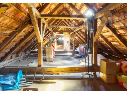 Komerční objekt s uzavřeným dvorem - ideální jako sklad, provozovna firmy i s možností ubytování | Prodej - komerční objekt, sklad, 900 m²