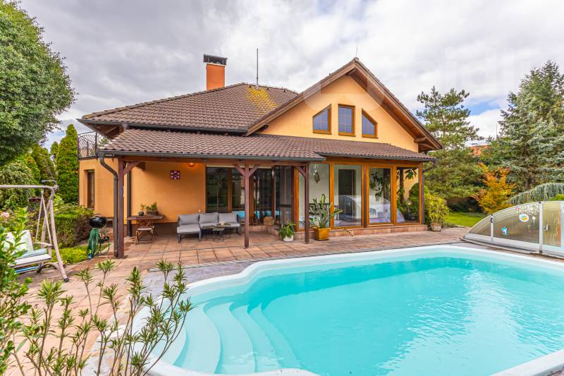Prodej RD 5+kk, 240 m2, prostorná dvojgaráž, krytý bazén, pozemek 1411 m2, obec Suchohrdly, Znojmo
