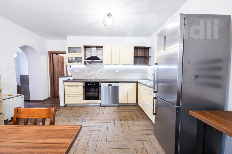 Prodej slunného bytu 3+1 75 m2, se zahradou 165 m2 v obci Janská