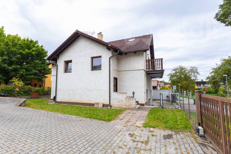 Prodej dvougeneračního domu 9+2 s garáží v Praze 9 - Vinoř.