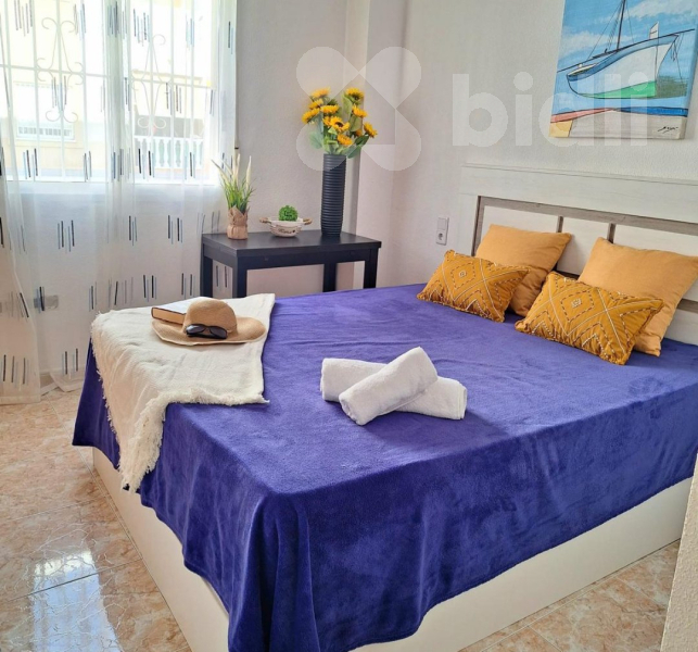 Kompletně vybavený apartmán 3+kk s terasou a výhledem na bazén - Torrevieja, Costa Blanca