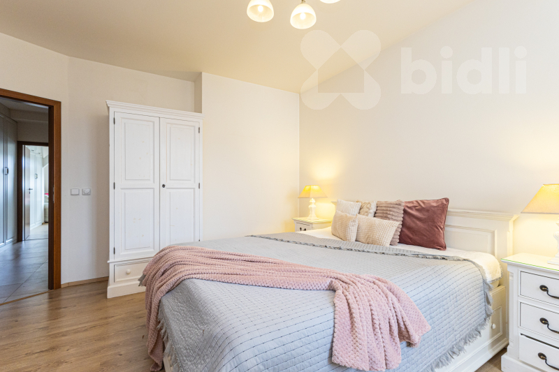 Pronájem bytu 2+kk, Na Plzeňce, Praha 5 - Smíchov, v domě s výtahem.