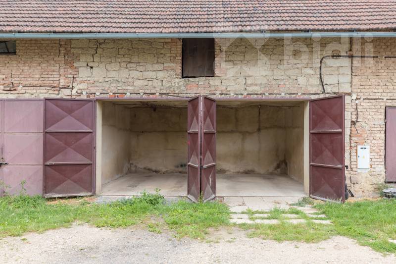 Byt 3+kk po rekonstrukci, s klimatizací, sklepem a dvojgaráží, Budihostice