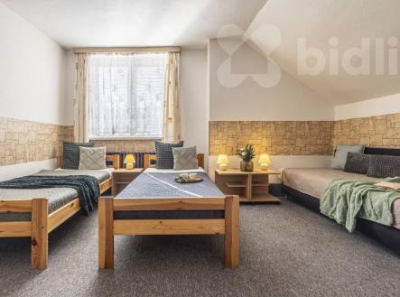 Výjimečný dům 5+kk s potenciálem 3 bytových jednotek v srdci Českého středohoří | Prodej - dům/vila, 442 m²