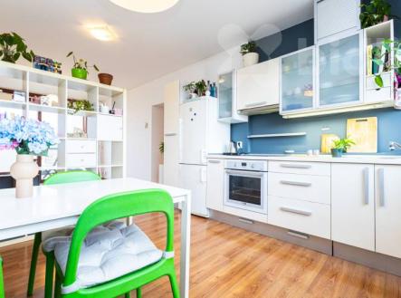 Světlý byt 1+kk, 42 m2, terasa 9 m2 a sklep 5 m2 | Prodej bytu, 1+kk, 41 m²