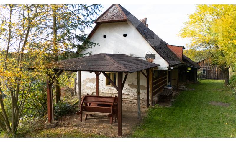 Nabízíme vám roubenou chalupu v obci Hradiště, okres Rokycany.