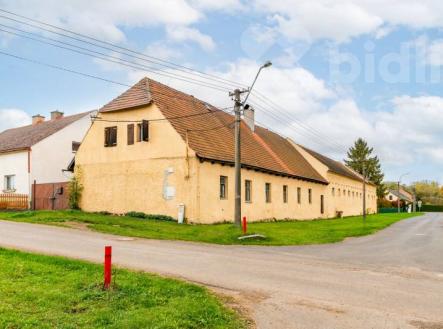 Prodej, RD s bývalým hospodářstvím a zahradou 1 613 m&#178;, Novosedly (Pšov) | Prodej - dům/vila, 135 m²