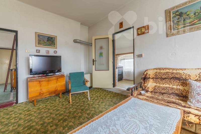 Prodej domu (275 m²) s komerčním prostorem, 2 byty s pozemkem v obci Maleč