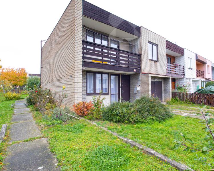 Exkluzivně nabízíme prodej řadového rodinného domu s garáží v Praze 9 -Vinoř.