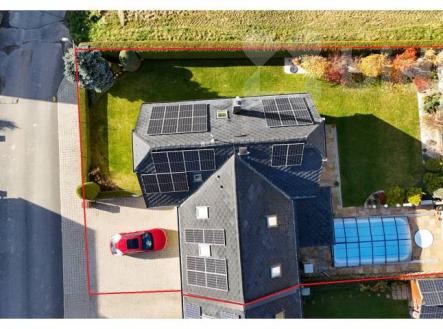 Moderní rodinný dům 5+kk s fotovoltaikou, bazénem a chytrou domácností - Komorní Dvůr | Prodej - dům/vila, 169 m²