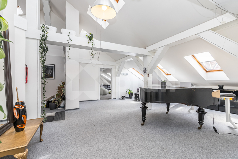 Pronájem podkrov. kanceláří (326 m2), klimatizace, kuchyňky, koupelna, Korunní, Praha 2-Vinohrady