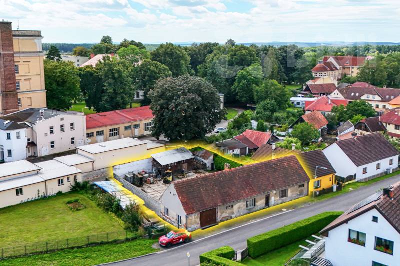 Chalupa s uzavřeným dvorem - ideální pro klidné bydlení i podnikání