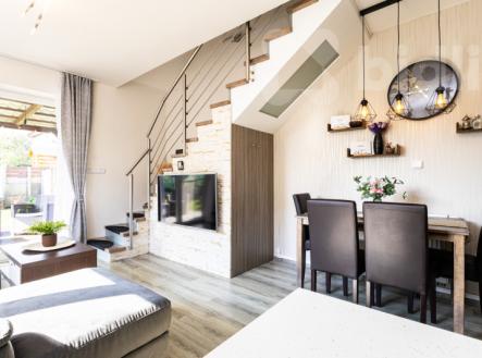 Prodej moderního bytu 3+kk se zahradou a bazénem, Polerady u Prahy | Prodej bytu, 3+kk, 81 m²