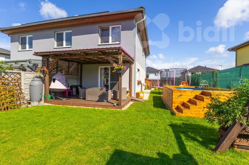 Prodej moderního bytu 3+kk se zahradou a bazénem, Polerady u Prahy