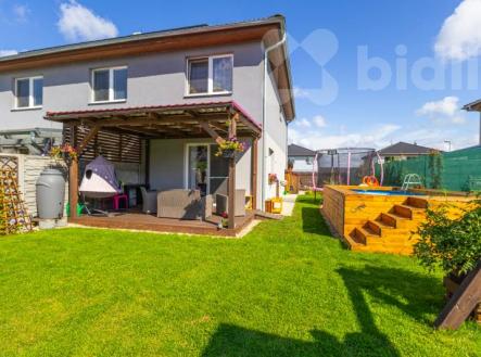 Prodej moderního bytu 3+kk se zahradou a bazénem, Polerady u Prahy | Prodej bytu, 3+kk, 81 m²