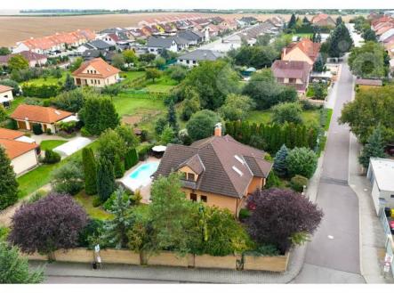 Pronájem RD 5+kk, 240 m2, prostorná dvojgaráž, krytý bazén, pozemek 1411 m2, obec Suchohrdly, Znojmo | Pronájem - dům/vila, 200 m²