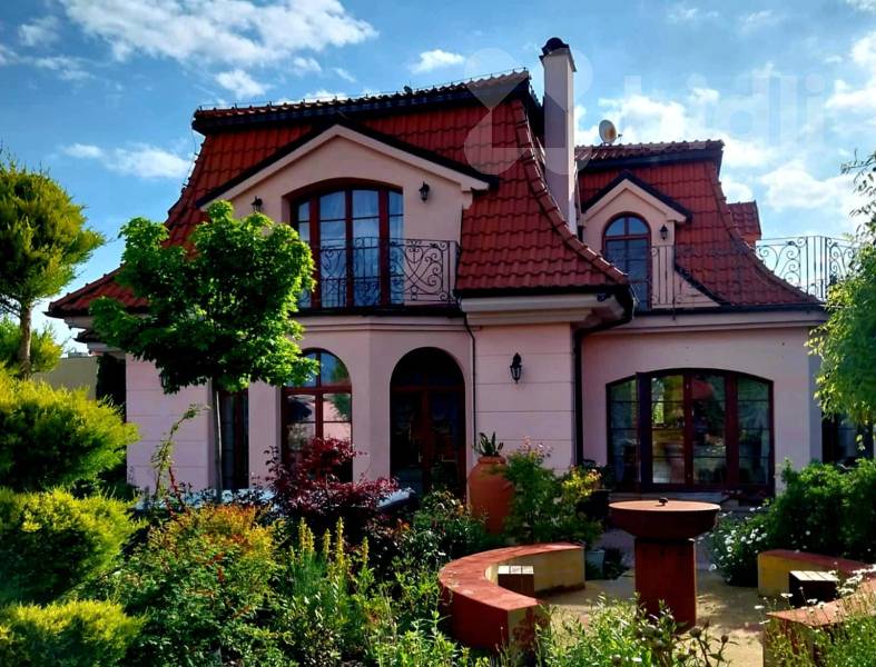Prostorný rodinný dům 5+1, 256 m2, zahrada 1249 m2, Středokluky