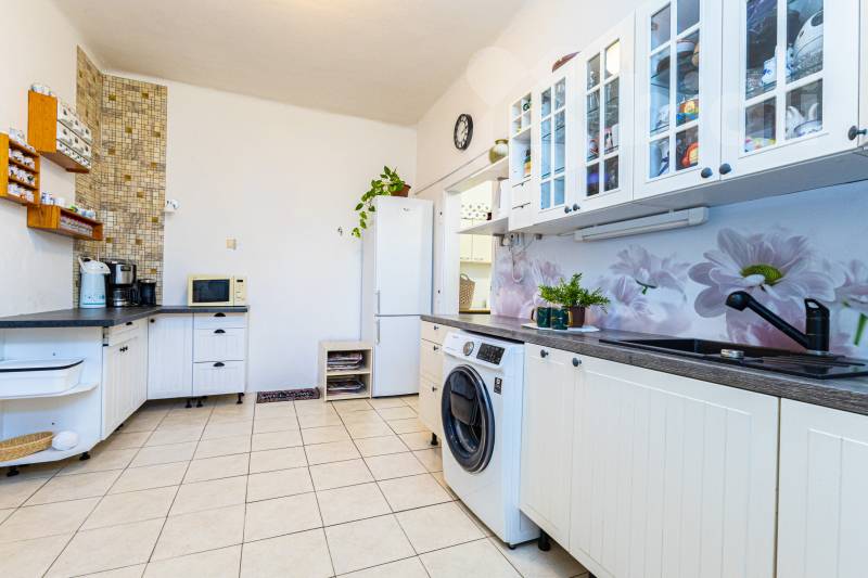 Prodej bytu 2+1, 64 m2, zahrada, parkování na pozemku, Nelahozeves, okr. Mělník