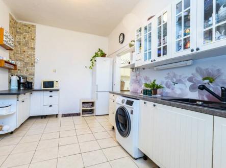 Prodej bytu 2+1, 64 m2, zahrada, parkování na pozemku, Nelahozeves, okr. Mělník | Prodej bytu, 2+1, 66 m²