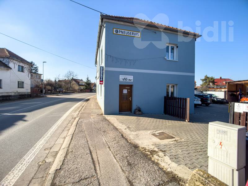Prodej rodinného domu s pneuservisem a kadeřnictvím
