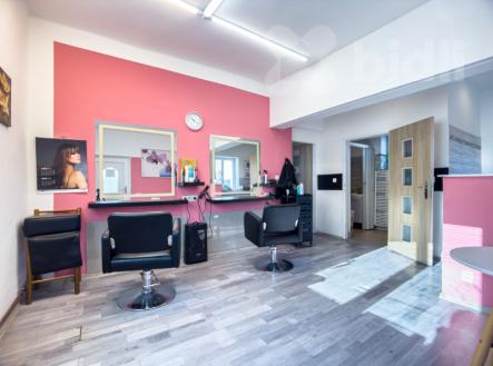 Prodej rodinného domu s pneuservisem a kadeřnictvím | Prodej - jiné, 28 m²