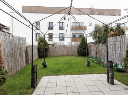 Prodej bytu1+kk 45m2 s předzahrádkou 50m2 + Park. stání 29m2, Nepomuckých Letňany | Prodej bytu, 1+kk, 79 m²