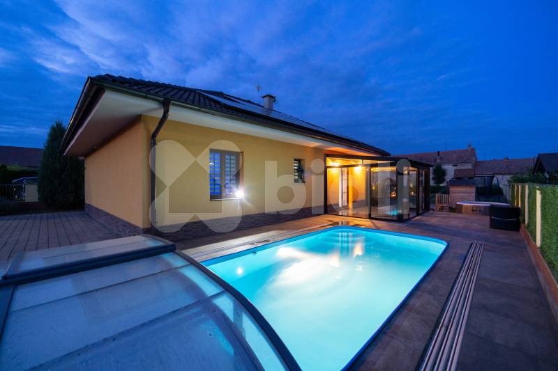 Noční pohled na bazén