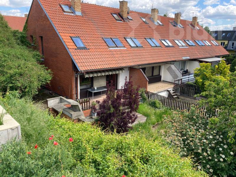 Prodej prostorného řadového RD 6+1/Garáž se zahradou, pozemek 253m2,Hostivice, Haklova