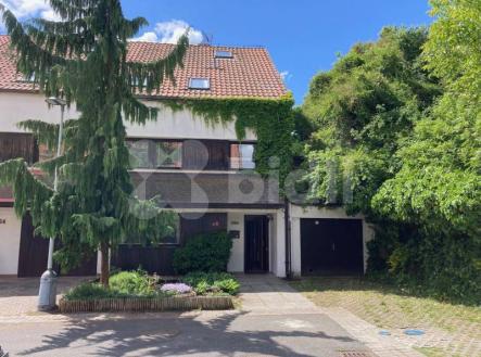 Prodej prostorného řadového RD 6+1/Garáž se zahradou, pozemek 253m2,Hostivice, Haklova | Prodej - dům/vila, 207 m²