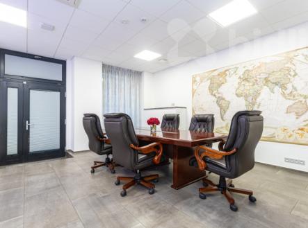 Investiční komerční prostor v přízemí s výlohou a vlastní terasou - Praha 9, Libeň | Pronájem - obchodní prostor, 94 m²