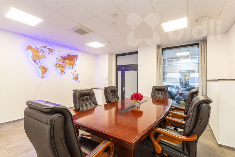 Investiční komerční prostor v přízemí s výlohou a vlastní terasou - Praha 9, Libeň