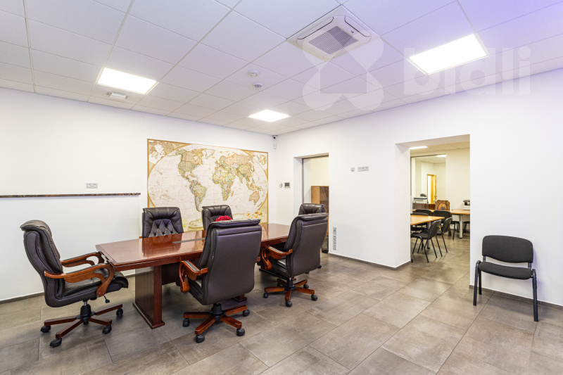 Investiční komerční prostor v přízemí s výlohou a vlastní terasou - Praha 9, Libeň