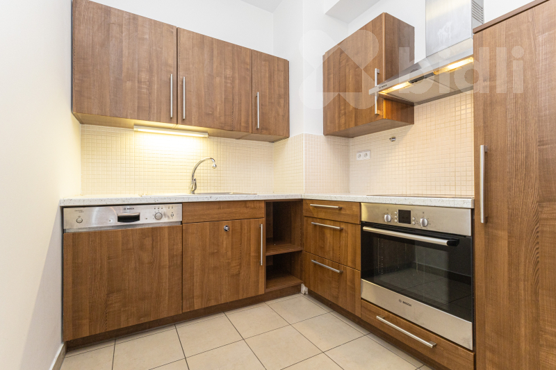 Prodej bytu 2+kk, 67m2, balkon, šatna, garážové stání, cihla