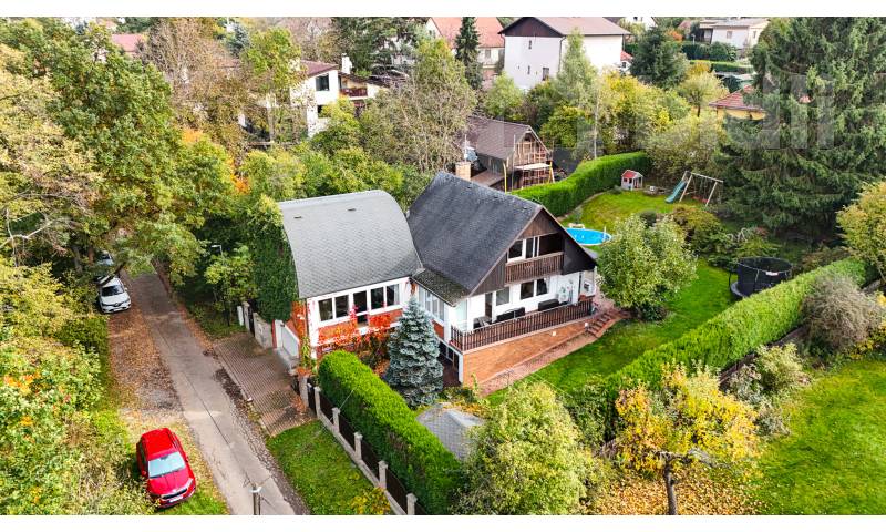 Prodej exkluzivního rodinného domu 6+1 v žádané lokalitě Zvole u Prahy, plocha 210 m2, zahrada 735 m