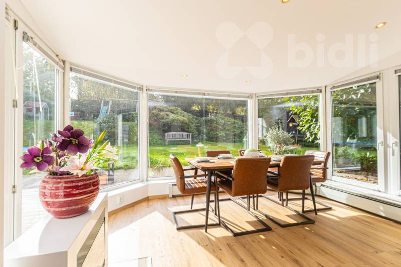 Prodej exkluzivního rodinného domu 6+1 v žádané lokalitě Zvole u Prahy, plocha 210 m2, zahrada 735 m