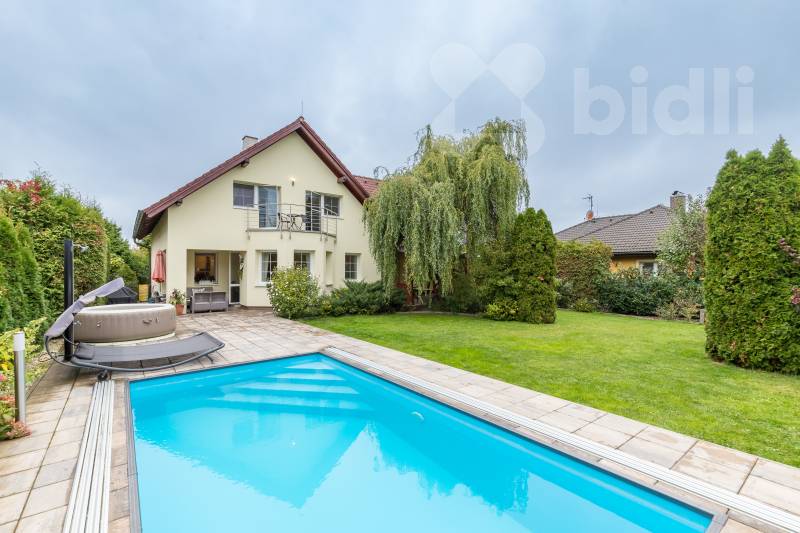 Dvougenerační rodinný dům 6+2, pozemek 778m2, Květnice