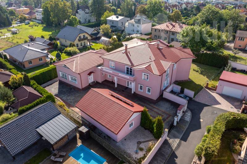 Exkluzivní nemovitost pro sídlo firmy či kliniku - soukromí, prostor a prestiž