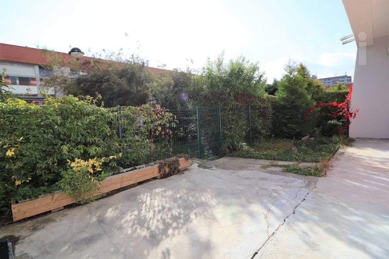 Pronájem, byt 1+1 se zahradou, U Trojáku, Zlín - Jižní Svahy