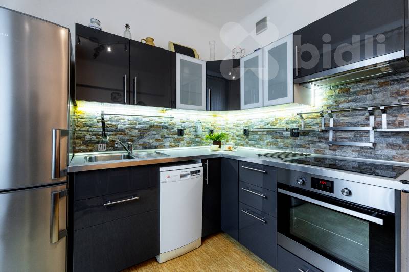 Prodej světlého bytu 2+1 (60m²) v klidném srdci Vršovic