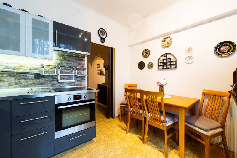 Prodej světlého bytu 2+1 (60m²) v klidném srdci Vršovic