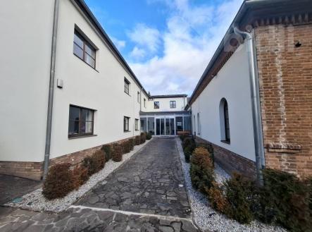 Pronájem kancelářské budovy 876 m2 v Berouně | Pronájem - kanceláře, 876 m²