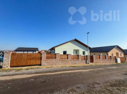 Pohled na dům od ulice | Prodej - dům/vila, 140 m²