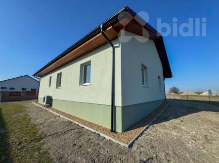 Zadní pohled na dům od zahrady | Prodej - dům/vila, 140 m²