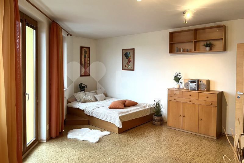 Pronájem zařízeného bytu 1+kk, 31 m2, balkón 4,5 m2, Praha 4 - Kamýk