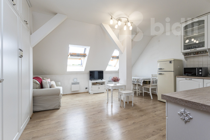 Pronájem bytu 2+kk, Na Plzeňce, Praha 5 - Smíchov, v domě s výtahem.