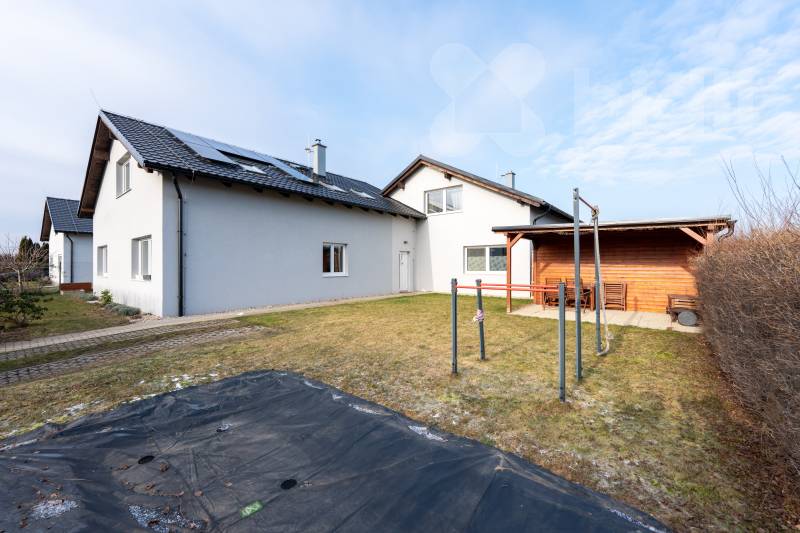 Moderní dům 5+KK, 202 m2 s FVE 6,4 kWp a baterií 10 kWh - Chvalovice u Kovanic