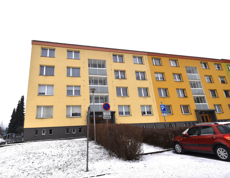 Pronájem bytu 1+kk s balkónem. 2. NP Zlaté Hory