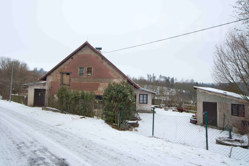 Prodej rodinného domu před rekonstrukcí s velkým potenciálem v obci Makolusky.